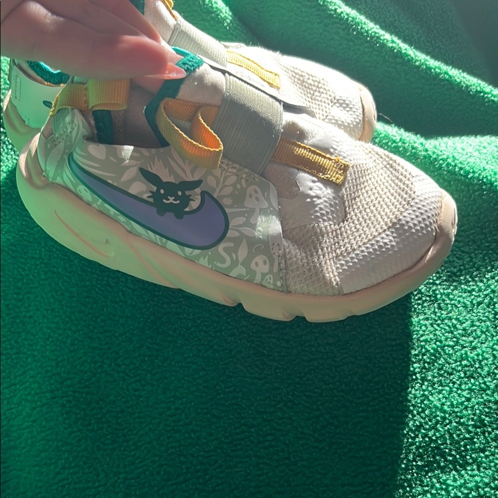 Nike Kids Shoes - Green and White - Picture 6 of 7